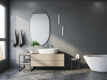 baño moderno en tonos grises oscuros